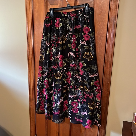 Roz & Ali Multi color flower long skirt with shorter front. - Picture 2 of 4